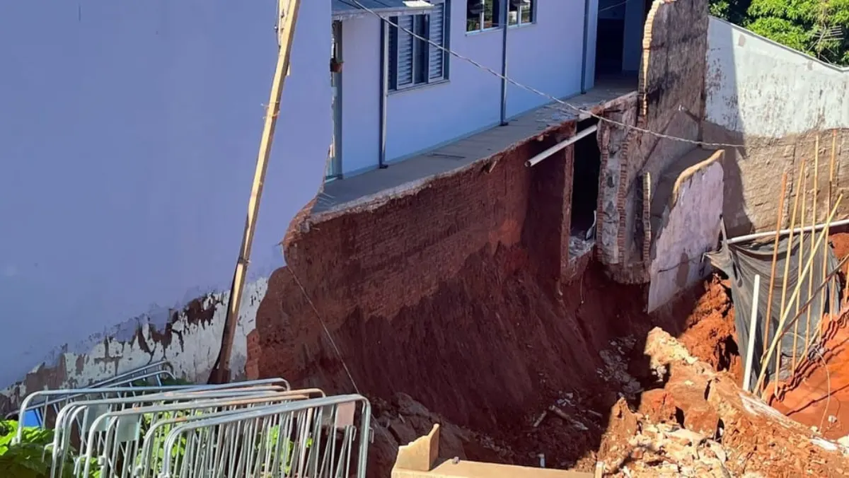 Muro de arrimo com sinais de comprometimento e desmoronamento de solo