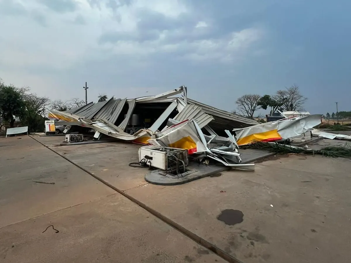 Estrutura metálica de cobertura danificada por vento e chuva